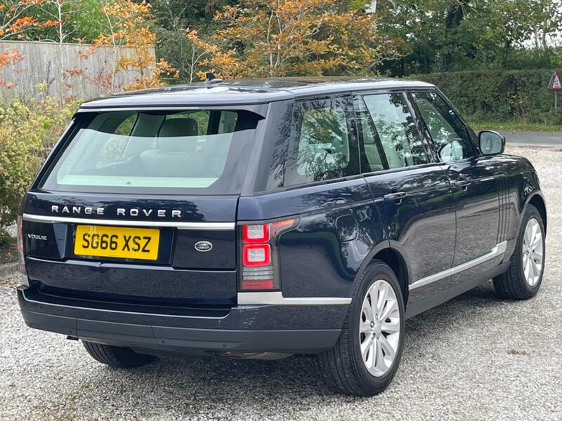 View LAND ROVER RANGE ROVER 3.0 TD V6 Vogue